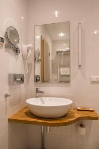 Bilik mandi di Hotel Miķelis