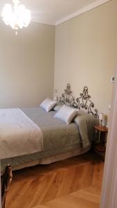 科莫的住宿－Al Molo di Sant'Agostino，一间卧室配有一张床和一个吊灯