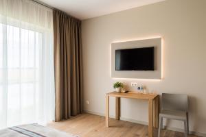 Televisyen dan/atau pusat hiburan di Hotel Miķelis