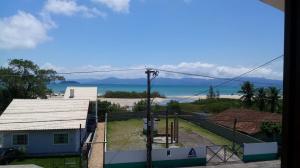 een uitzicht op de oceaan vanuit een huis bij Residencial Ponta das Canas in Florianópolis