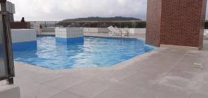 una grande piscina in cima a un edificio di Apartamento vista mar, Ponta das Canas com duas piscinas a Florianópolis Altre 30 foto