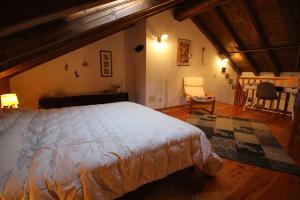 1 dormitorio con cama, escritorio y silla en La Casetta in Montagna Roisod - Affitti Brevi Italia, en Gignod