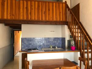 een keuken met een aanrecht met spoelbak en een trap bij L Incantu in Galeria