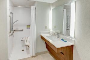 Koupelna v ubytování Holiday Inn Express & Suites West Long Branch - Eatontown by IHG