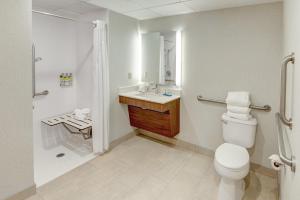 Koupelna v ubytování Holiday Inn Express & Suites West Long Branch - Eatontown by IHG