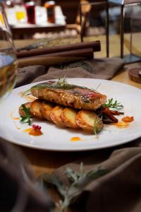 um prato com dois pedaços de comida numa mesa em Hotel La Casa de Don Tomás em San Pedro de Atacama