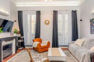sala de estar con sofá y chimenea en Nouvel Appartement de Caractère et Climatisé à la Joliette, en Marsella
