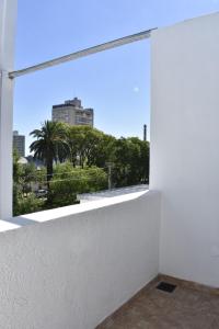 聖弗朗西斯科的住宿－DEPTO KENIA II. ALQUILER TEMPORARIO SAN FRANCISCO，白色墙壁上的窗户,享有城市美景