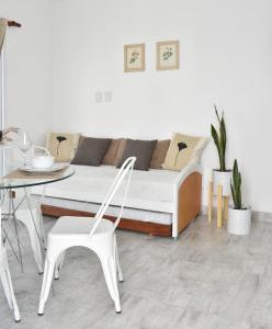 ein Wohnzimmer mit einer Couch und einem Tisch und einem Stuhl in der Unterkunft DEPTO KENIA II. ALQUILER TEMPORARIO SAN FRANCISCO in San Francisco + 19 Fotos