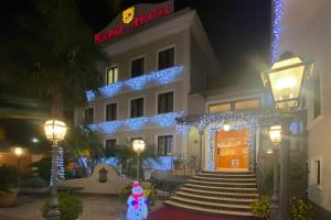 ein Hotel mit Weihnachtslichtern davor in der Unterkunft Buono Hotel in Neapel