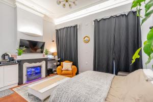 - une chambre avec un lit et une cheminée dans l'établissement Nouvel Appartement de Caractère et Climatisé à la Joliette, à Marseille