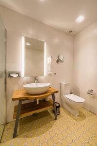 Bilik mandi di Hotel Miķelis
