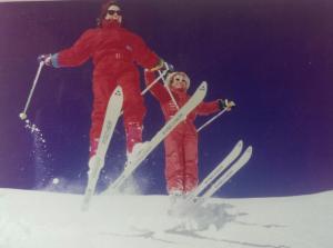 トゥクスにあるLandhaus Tuxerschaferの雪上の男女