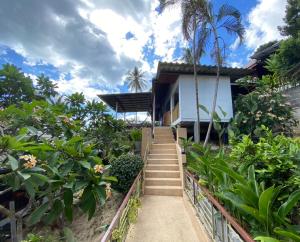une maison accessible par des escaliers. dans l'établissement Reggae Garden Villas, à Salad Beach