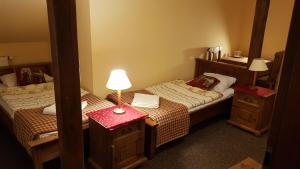 
Łóżko lub łóżka w pokoju w obiekcie Karczma na Woli
