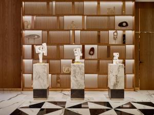 バルセロナにあるInterContinental Barcelona by IHGの壁面三体展示室