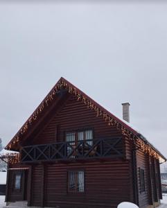 une cabane en rondins dotée de lumières de Noël. dans l'établissement MIRA House, à Vorokhta