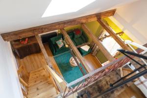 eine Aussicht auf ein Wohnzimmer in einem Haus in der Unterkunft Maisonette am Glockenturm in Südbrookmerland