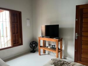 Televízia a/alebo spoločenská miestnosť v ubytovaní Casa com piscina - Prado
