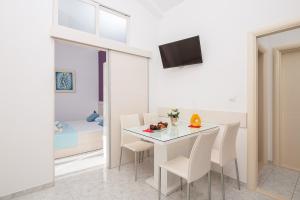 TV a/nebo společenská místnost v ubytování Apartmani Kaštelančić