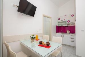 Kuchyň nebo kuchyňský kout v ubytování Apartmani Kaštelančić