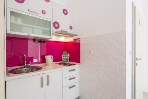Kuchyň nebo kuchyňský kout v ubytování Apartmani Kaštelančić
