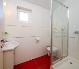 Koupelna v ubytování Apartmani Kaštelančić