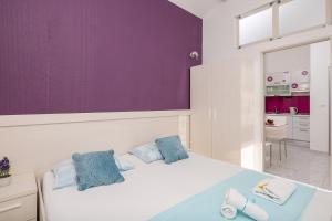 Postel nebo postele na pokoji v ubytování Apartmani Kaštelančić