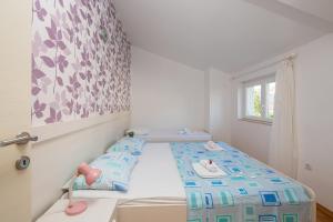 Postel nebo postele na pokoji v ubytování Apartmani Kaštelančić