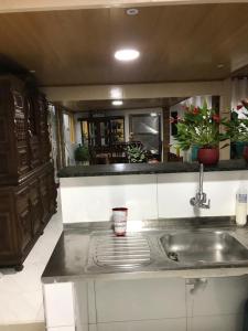 Кухня или кухненски бокс в Hostel Gratidão