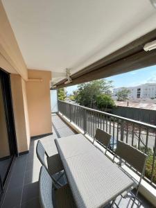 een balkon met een tafel en stoelen bij Appartement T3 spacieux et lumineux de 70m2 in Bastia