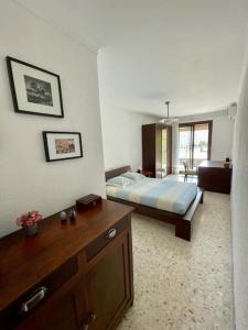 - une chambre avec un lit et un bureau dans l'établissement Appartement T3 spacieux et lumineux de 70m2, à Bastia