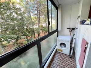 - un lave-linge dans une chambre avec fenêtre dans l'établissement Appartement T3 spacieux et lumineux de 70m2, à Bastia