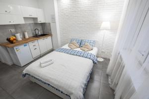 una pequeña cocina con 2 camas en una habitación en Apartament Estakada 2, en Częstochowa