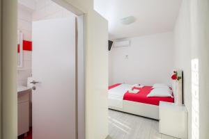 Postel nebo postele na pokoji v ubytování Apartmani Kaštelančić