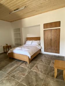 Postel nebo postele na pokoji v ubytování Eastside Suites