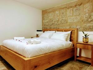 Postel nebo postele na pokoji v ubytování Eastside Suites