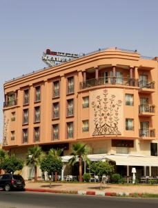 un grand bâtiment orange avec un balcon. dans l'établissement Hotel Palais Al Bahja, à Marrakech