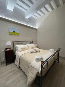 A bed or beds in a room at Pienzalettings