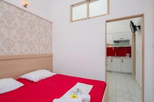 Postel nebo postele na pokoji v ubytování Apartmani Kaštelančić