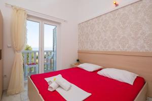 Postel nebo postele na pokoji v ubytování Apartmani Kaštelančić