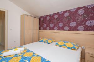 Postel nebo postele na pokoji v ubytování Apartmani Kaštelančić