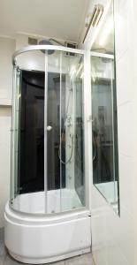y baño con ducha y mampara de cristal. en Apartament Estakada en Częstochowa