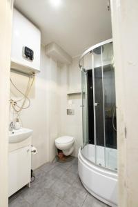 a bathroom with a tub and a toilet and a sink at Apartament Estakada in Częstochowa