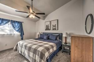 En eller flere senge i et værelse på Hike, Golf and Explore Ruidoso Retreat with Deck!