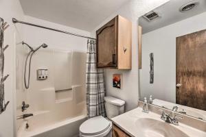 Et badeværelse på Hike, Golf and Explore Ruidoso Retreat with Deck! + 25 billeder