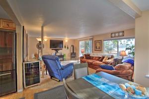 uma sala de estar com um sofá e uma mesa em Waterfront North Bend Home 9 Miles into Town em Lakeside