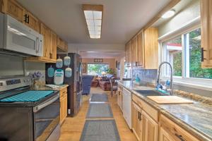 uma cozinha com armários de madeira e uma bancada em Waterfront North Bend Home 9 Miles into Town em Lakeside