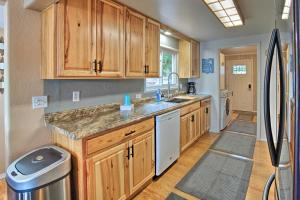 Gallery image of Waterfront North Bend Home 9 Miles into Town in Lakeside +17 photos