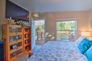 Postel nebo postele na pokoji v ubytování Waterfront North Bend Home 9 Miles into Town